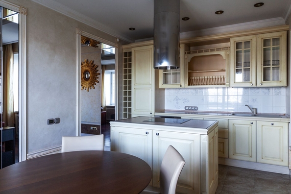 
  Продается 4-комн. квартира, 147 м², Менжинского ул, д. 10д
. Фото 8.