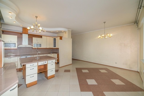 
   Продам 4-комнатную, 253 м², Александра Невского ул, 2

. Фото 9.
