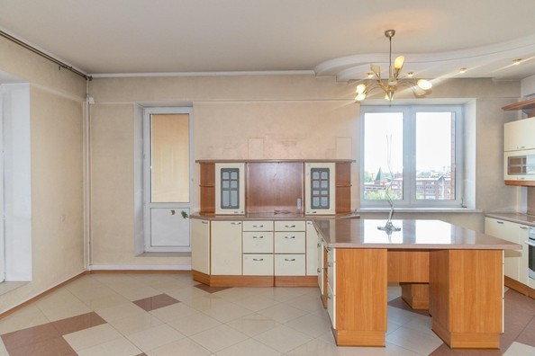 
   Продам 4-комнатную, 253 м², Александра Невского ул, 2

. Фото 10.