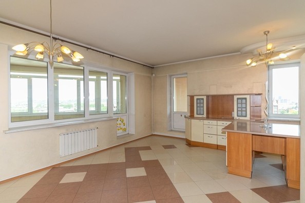 
   Продам 4-комнатную, 253 м², Александра Невского ул, 2

. Фото 13.