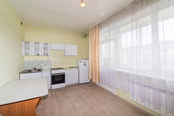 
   Продам 2-комнатную, 46 м², Зеленая ул (Зеленый Берег мкр), 10

. Фото 3.