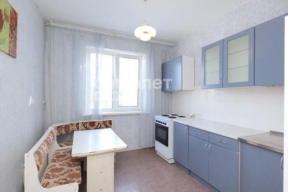 
   Продам 3-комнатную, 64 м², Строителей б-р, 52А

. Фото 2.