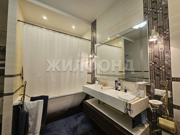 
  Продается 3-комн. квартира, 121.8 м², Крылова ул, д. 7/1
. Фото 9.