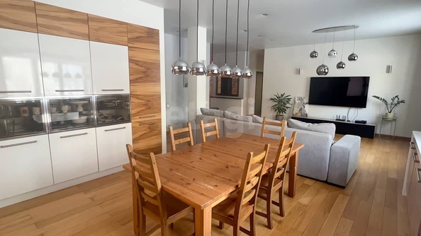 
  Продается 3-комн. квартира 139.9 м². Фото 1.