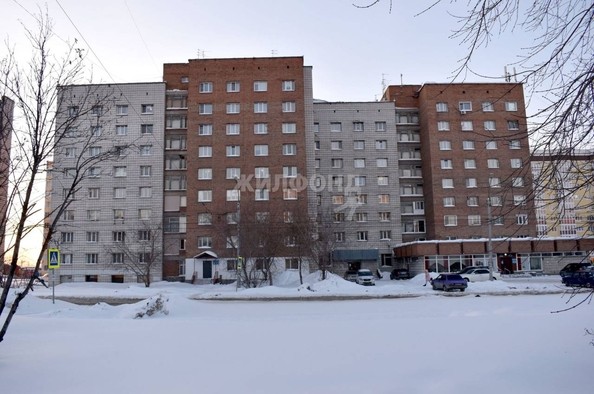 
   Продам секционку, 13 м², Сибиряков-Гвардейцев ул, 64

. Фото 2.