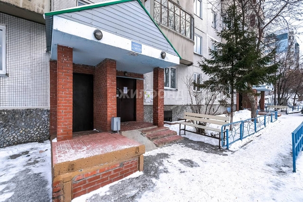 
   Продам 3-комнатную, 74.1 м², Лазурная ул, 2

. Фото 2.