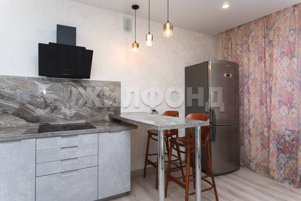 
   Продам 3-комнатную, 82.2 м², 2-й (4 мкр.) кв-л, 230

. Фото 4.