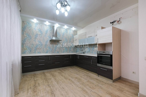 
   Продам 4-комнатную, 144.9 м², Вертковская ул, 42

. Фото 1.