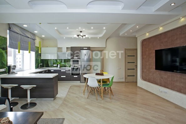 
  Продается 3-комн. квартира, 126.8 м², 10 лет Октября ул, д. 70
. Фото 2.
