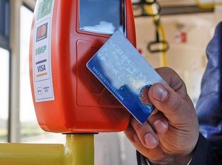 В феврале в городском транспорте введут безналичную оплату банковскими картами