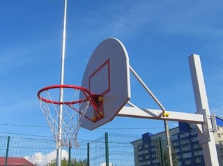 В Луговом построят хоккейный корт с баскетбольной стойкой
