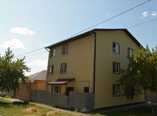 Жильцы трёхэтажного дома-самостроя в центре Омска могут оказаться на улице
