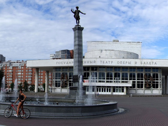 Театральную площадь приведут в порядок до конца октября